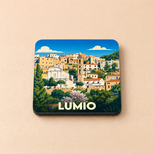 Dessous de verre souvenir de la ville de Lumio avec une illustration stylisée d'un village corse perché.