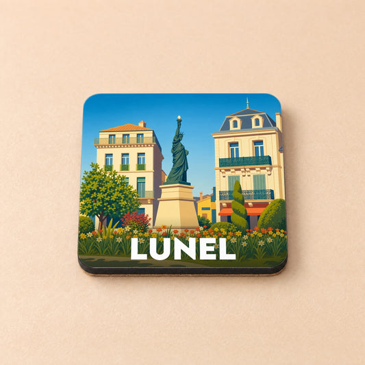 Dessous de verre souvenir de la ville de Lunel orné d'une illustration stylisée de sa réplique de la statue de la Liberté.