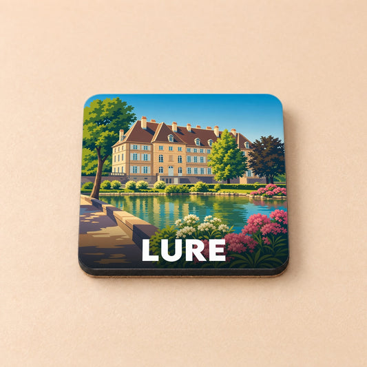 Dessous de verre souvenir de la ville de Lure illustré par un paysage coloré de son patrimoine au bord de l'eau.