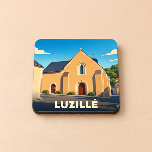 Dessous de verre souvenir de la ville de Luzillé avec une illustration stylisée de son église.