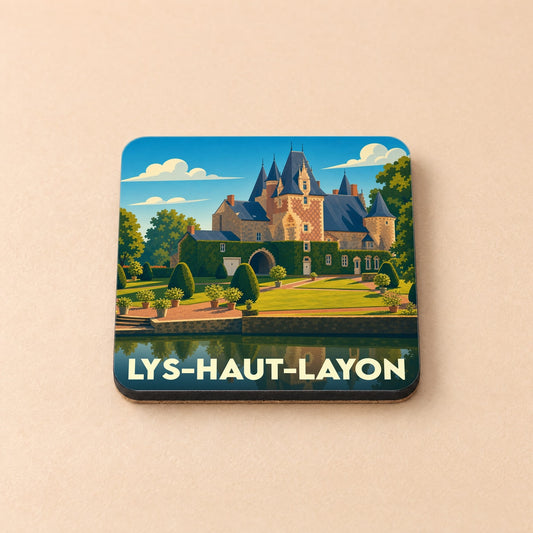 Dessous de verre souvenir de la ville de Lys-Haut-Layon avec une illustration stylisée d'un château au bord de l'eau.