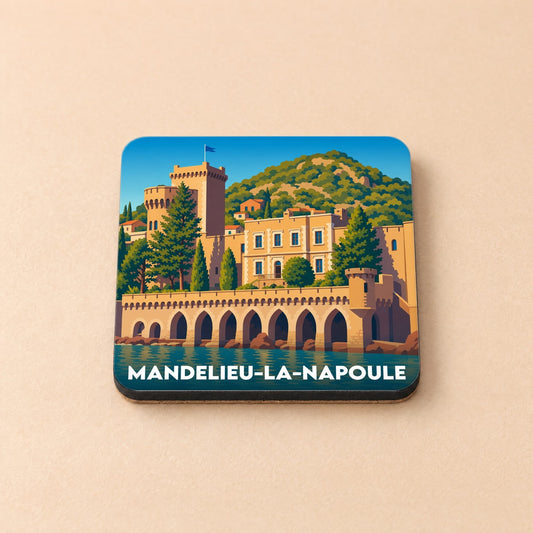 Dessous de verre souvenir de la ville de Mandelieu-la-Napoule avec une illustration stylisée du Château de la Napoule en bord de mer.