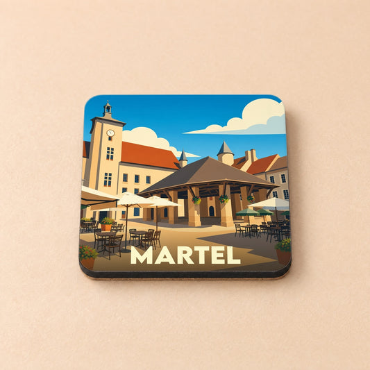 Dessous de verre souvenir de la ville de Martel illustré par une vue stylisée de sa place de marché.