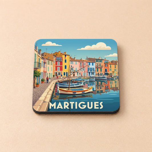 Dessous de verre souvenir de la ville de Martigues avec une illustration stylisée de son port coloré.