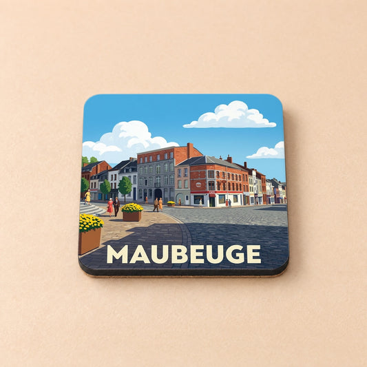 Dessous de verre souvenir de la ville de Maubeuge avec une illustration stylisée d'une place pavée.