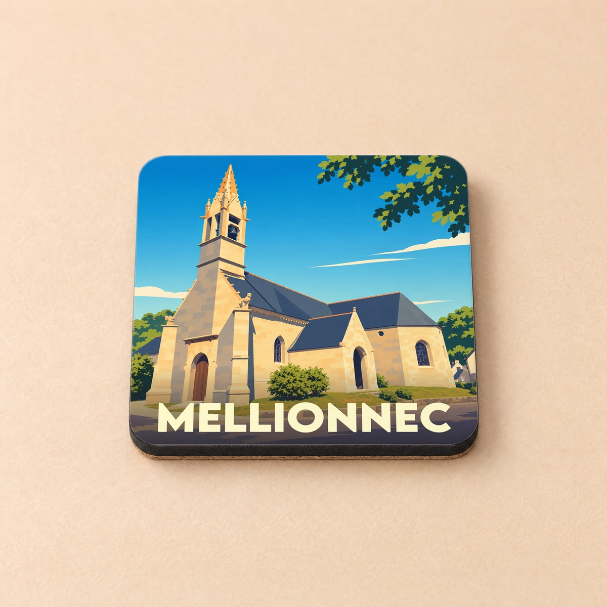 Dessous de verre souvenir de la ville de Mellionnec avec une illustration stylisée de son église.