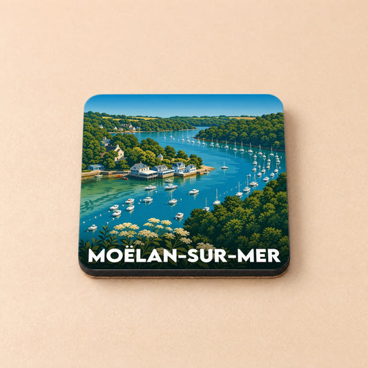 Dessous de verre souvenir de la ville de Moëlan-sur-Mer avec une illustration stylisée d'un port côtier.