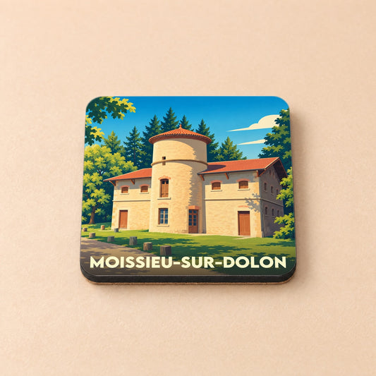Dessous de verre souvenir de la ville de Moissieu-sur-Dolon avec une illustration stylisée d'un bâtiment en pierre à tour centrale.
