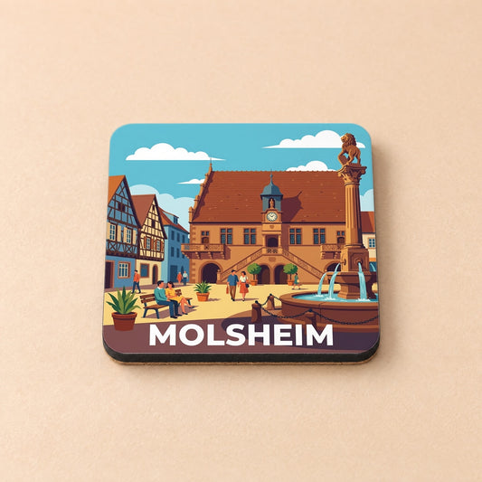 Dessous de verre souvenir de la ville de Molsheim illustré d'une scène de place typique et colorée.