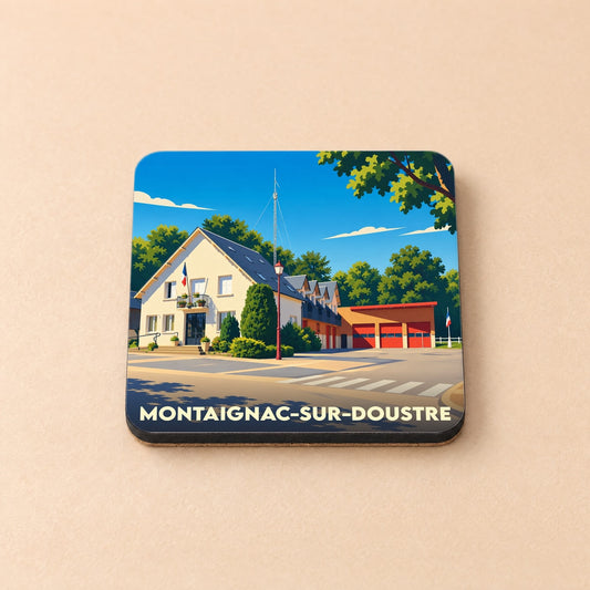 Dessous de verre souvenir de la ville de Montaignac-sur-Doustre avec une illustration stylisée de la mairie et de la caserne.