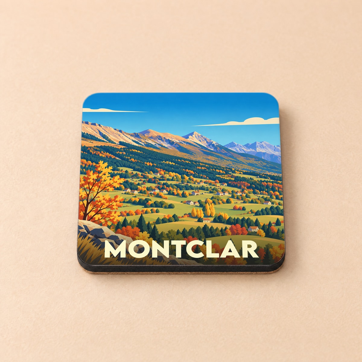 Dessous de verre souvenir de la ville de Montclar avec une illustration stylisée de paysages montagneux en automne.