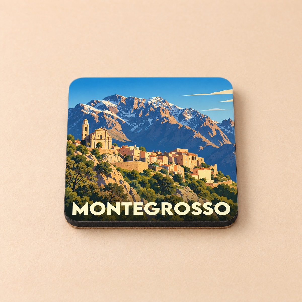Dessous de verre souvenir de la ville de Montegrosso avec une illustration stylisée d'un village de montagne corse.