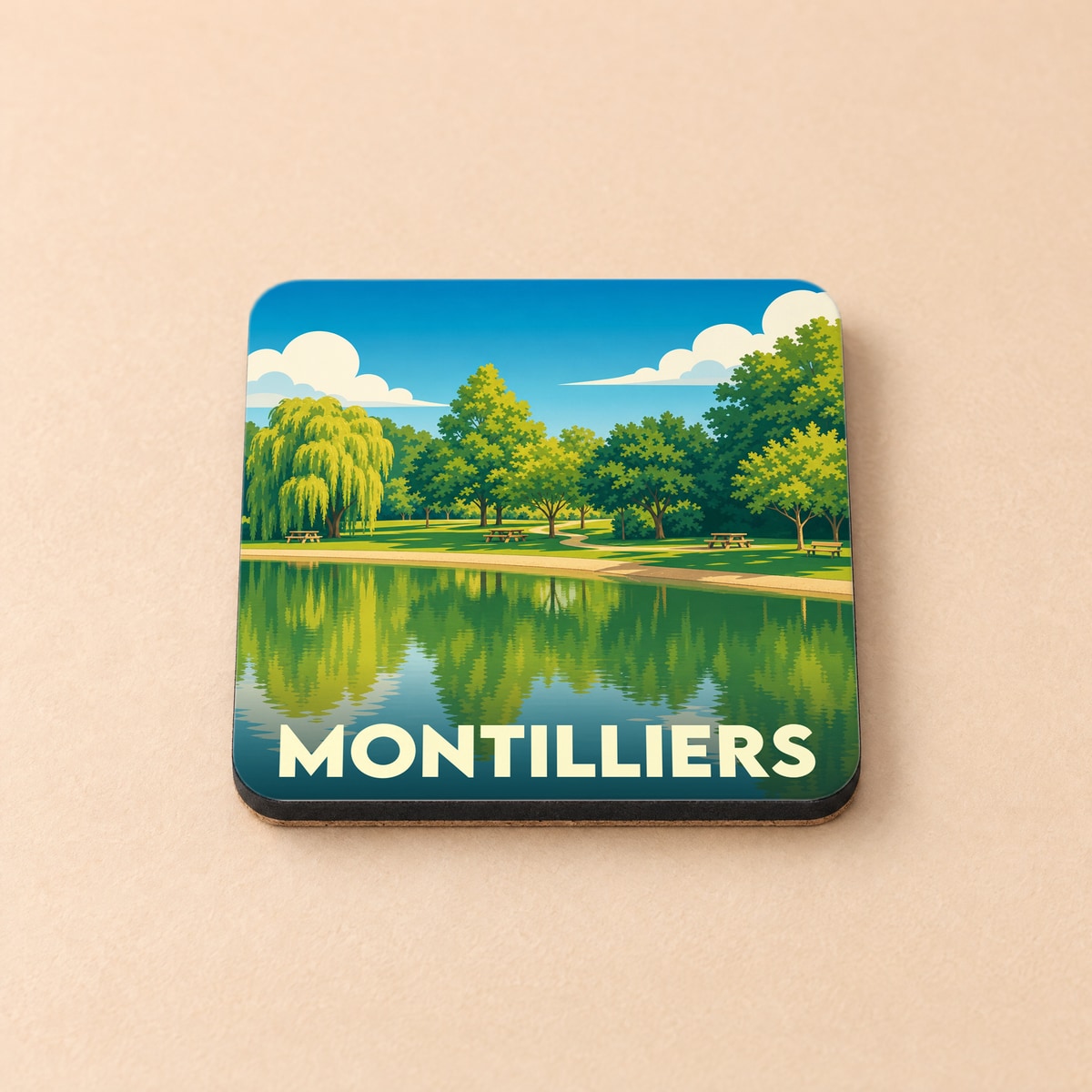 Dessous de verre souvenir de la ville de Montilliers avec une illustration stylisée d'un parc en bord de lac.