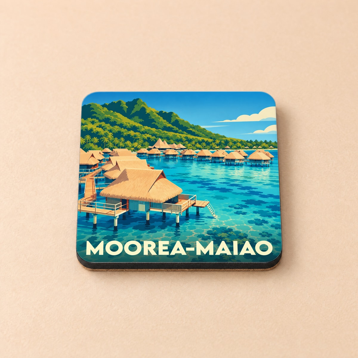 Dessous de verre souvenir de Moorea-Maiao avec une illustration stylisée de bungalows sur pilotis devant une montagne verdoyante.