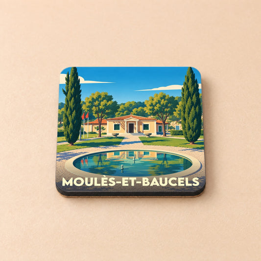 Dessous de verre souvenir de la ville de Moulès-et-Baucels avec une illustration stylisée d'une villa méditerranéenne et d'un bassin.