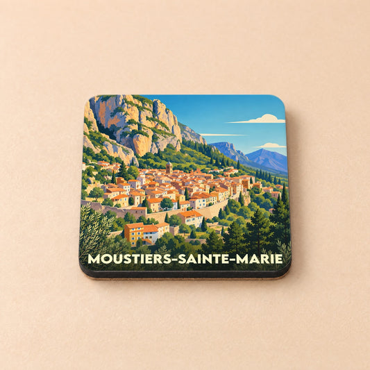 Dessous de verre souvenir de Moustiers-Sainte-Marie illustrant le village provençal au pied des falaises.