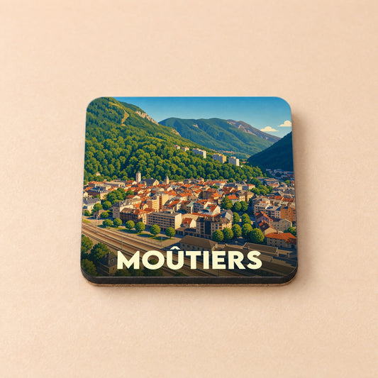 Dessous de verre souvenir de la ville de Moûtiers avec une illustration stylisée d'un paysage montagneux.