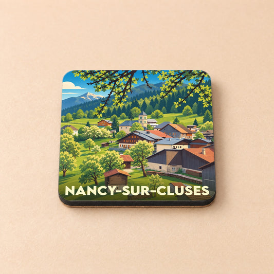 Dessous de verre souvenir de la ville de Nancy-sur-Cluses avec une illustration de village de montagne.