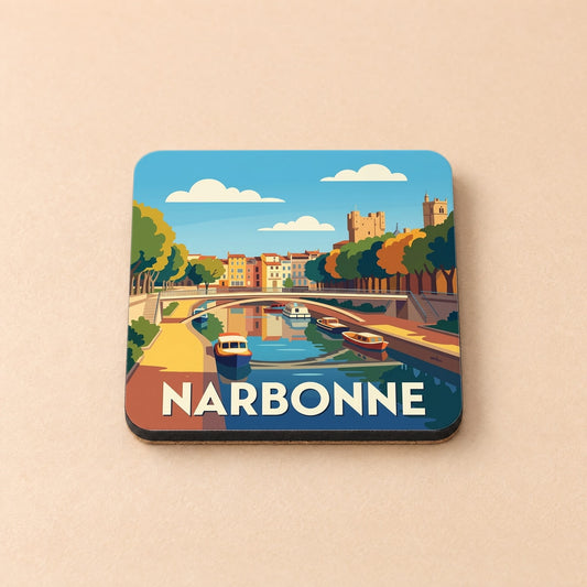 Dessous de verre souvenir de la ville de Narbonne avec une illustration stylisée de son canal et de ses monuments.