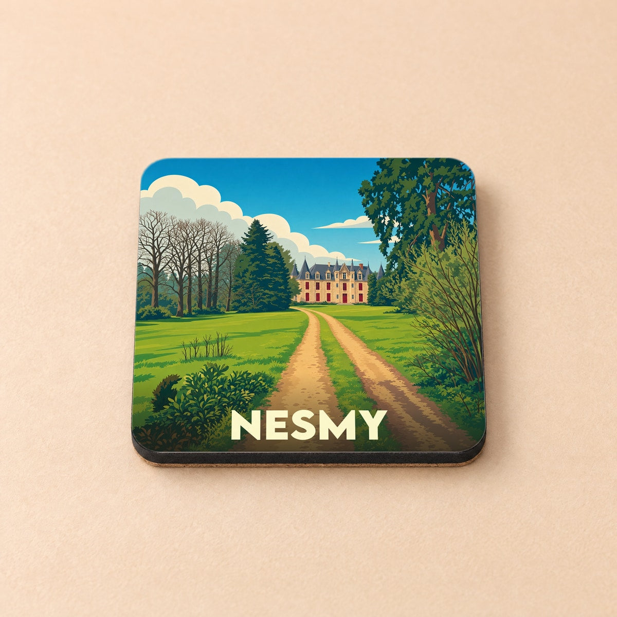 Dessous de verre souvenir de la ville de Nesmy orné d'une illustration stylisée de château et de nature.