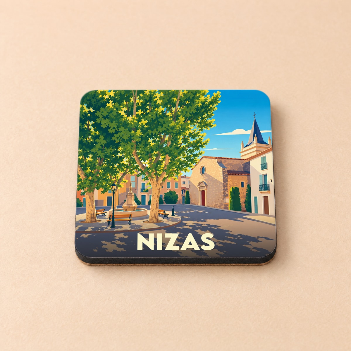 Dessous de verre souvenir de la ville de Nizas avec une illustration stylisée d'une place ensoleillée.