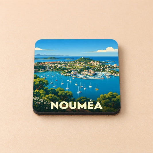 Dessous de verre souvenir de la ville de Nouméa avec une illustration stylisée d'une baie ensoleillée.