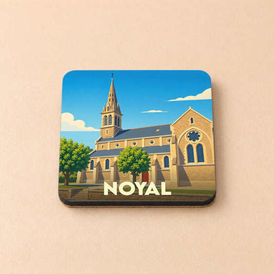 Dessous de verre souvenir de la ville de Noyal avec une illustration stylisée de son église sous un ciel bleu.