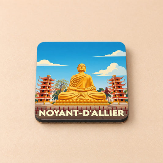 Dessous de verre souvenir de la ville de Noyant-d'Allier avec une illustration stylisée d'un Bouddha géant.