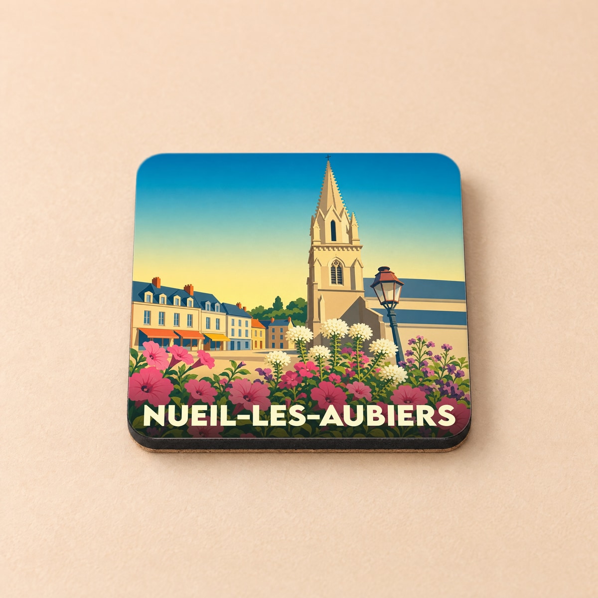 Dessous de verre souvenir de la ville de Nueil-les-Aubiers avec une illustration stylisée de son église et de fleurs colorées.