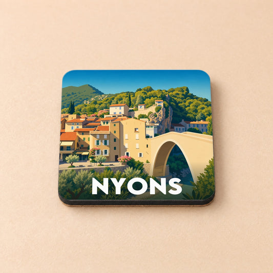 Dessous de verre souvenir de la ville de Nyons avec une illustration stylisée de son célèbre pont romain.