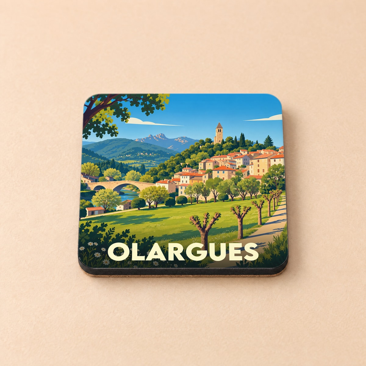 Dessous de verre souvenir de la ville d'Olargues avec une illustration stylisée de son paysage provençal.