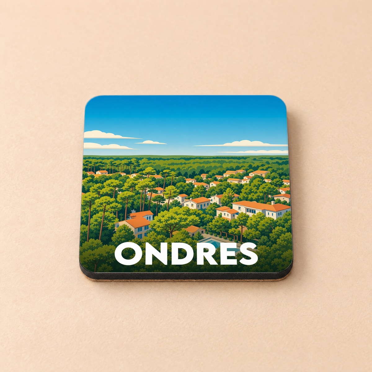 Dessous de verre souvenir de la ville d'Ondres avec une illustration stylisée d'un village côtier dans la forêt.