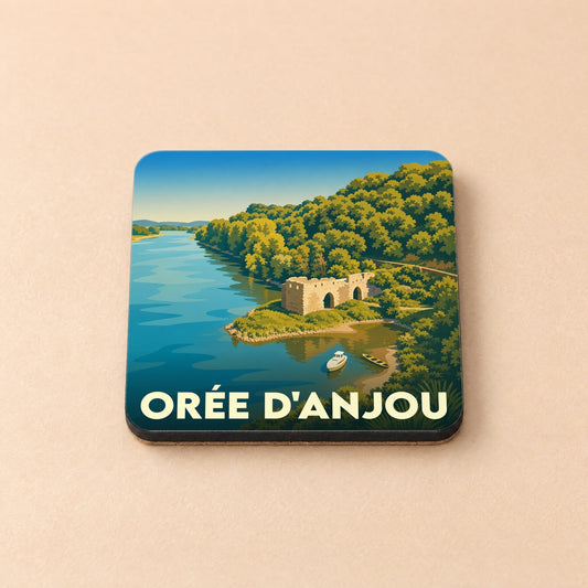 Dessous de verre souvenir de la ville d'Orée d'Anjou avec une illustration stylisée des bords de Loire.