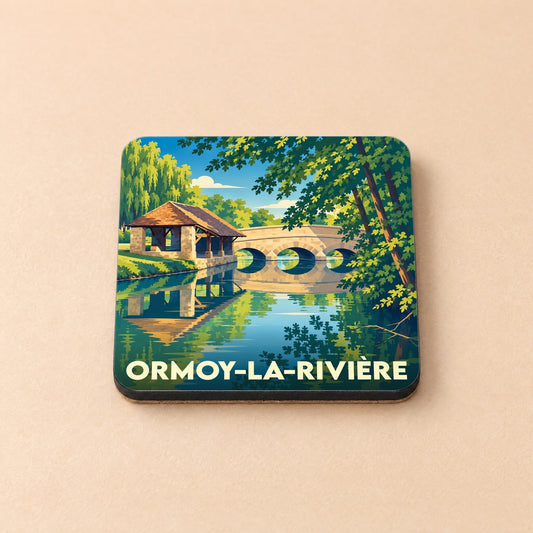 Dessous de verre souvenir de la ville d'Ormoy-la-Rivière avec une illustration stylisée d'un pont et d'un lavoir au bord de l'eau.