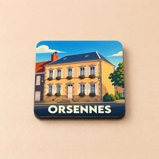 Dessous de verre souvenir de la ville d'Orsennes avec une illustration stylisée d'une maison fleurie.