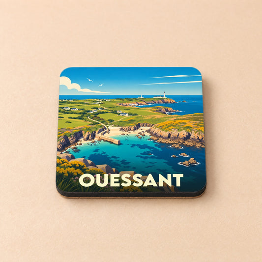 Dessous de verre souvenir de l’île d’Ouessant avec une illustration stylisée de son littoral sauvage et de son phare.