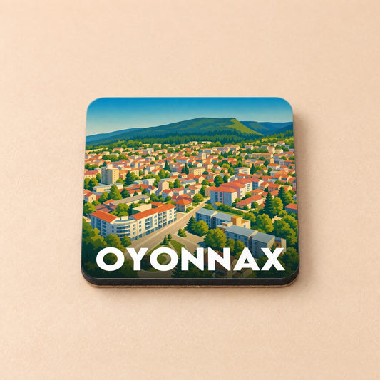 Dessous de verre souvenir de la ville d'Oyonnax avec une illustration stylisée d'un paysage urbain montagneux.