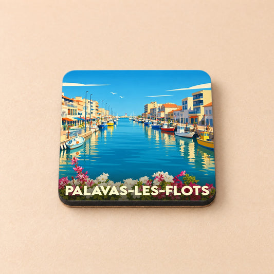 Dessous de verre souvenir de la ville de Palavas-les-Flots avec une illustration stylisée d'un canal bordé de bateaux et de maisons colorées.