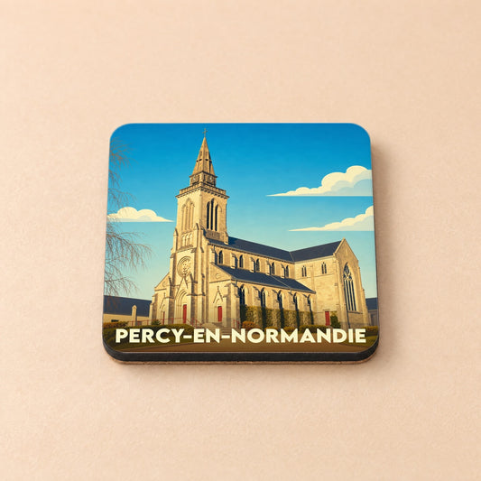 Dessous de verre souvenir de Percy-en-Normandie illustré d'une vue stylisée de son église sous un ciel bleu.
