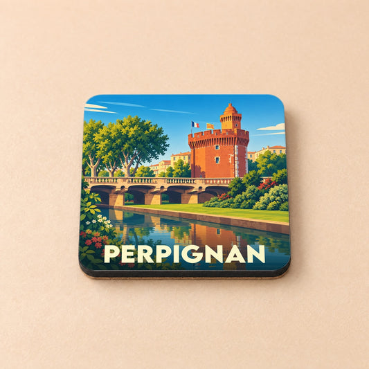 Dessous de verre souvenir de la ville de Perpignan avec une illustration stylisée du Castillet au bord de l'eau.