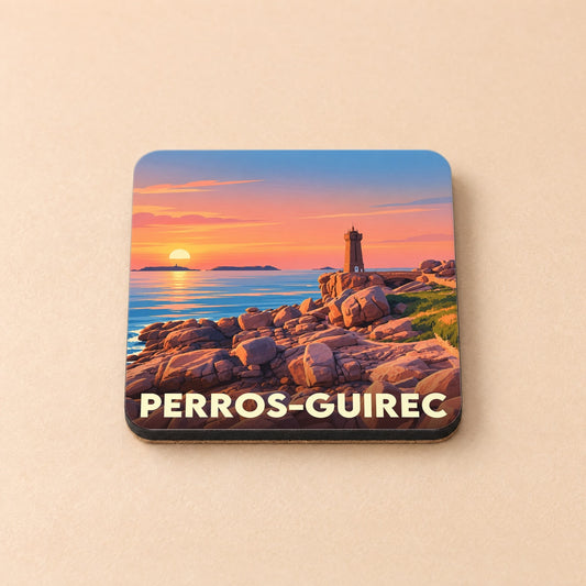 Dessous de verre souvenir de la ville de Perros-Guirec avec une illustration stylisée du phare de Ploumanac'h au coucher du soleil.