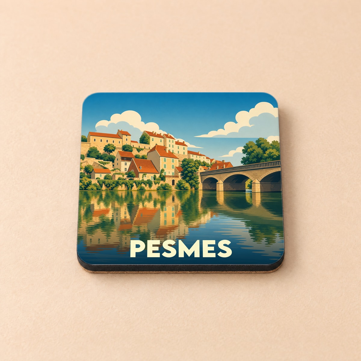 Dessous de verre souvenir de la ville de Pesmes avec une illustration stylisée des bords de l'Ognon.