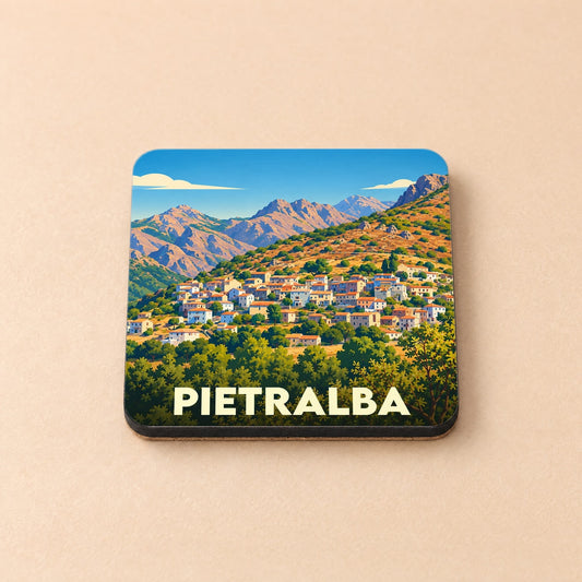 Dessous de verre souvenir de la ville de Pietralba avec une illustration stylisée de son paysage montagneux.