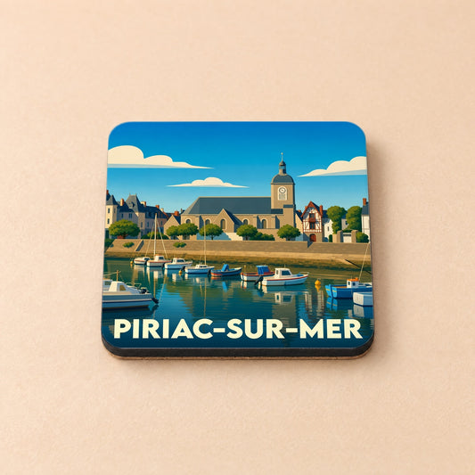 Dessous de verre souvenir de la ville de Piriac-sur-Mer avec une illustration stylisée du port et de l'église.