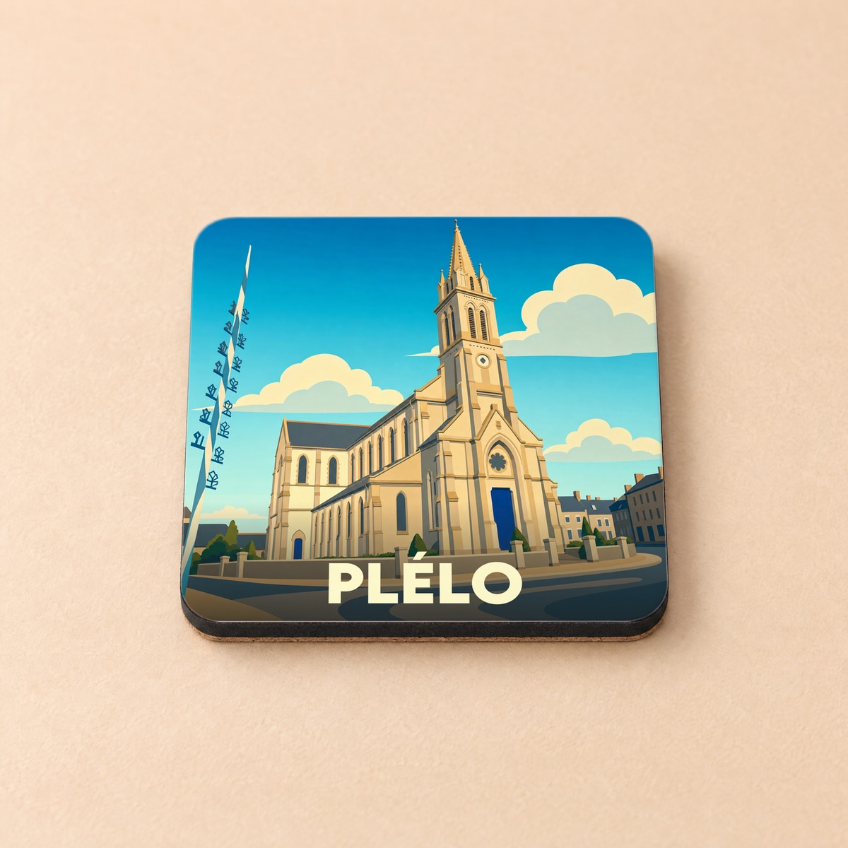 Dessous de verre souvenir de la ville de Plélo avec une illustration stylisée de son église.