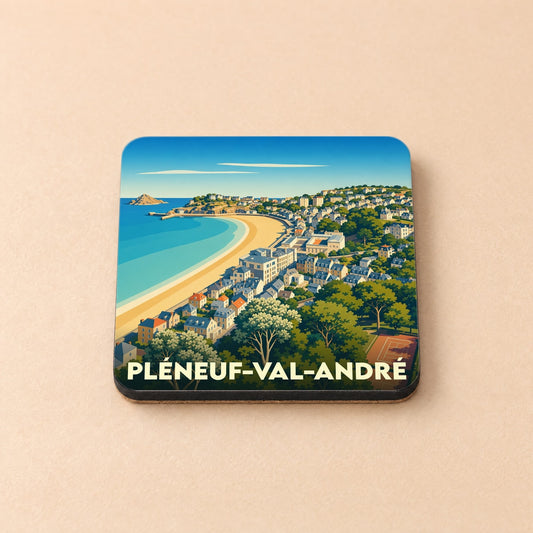 Dessous de verre souvenir de la ville de Pléneuf-Val-André avec une illustration stylisée du littoral breton.