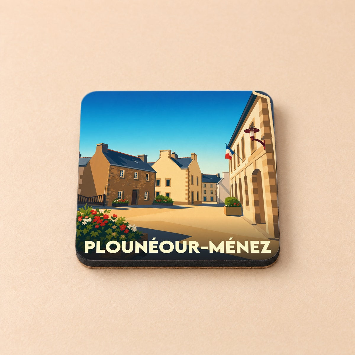 Dessous de verre souvenir de Plounéour-Ménez orné d'une illustration stylisée du bourg.