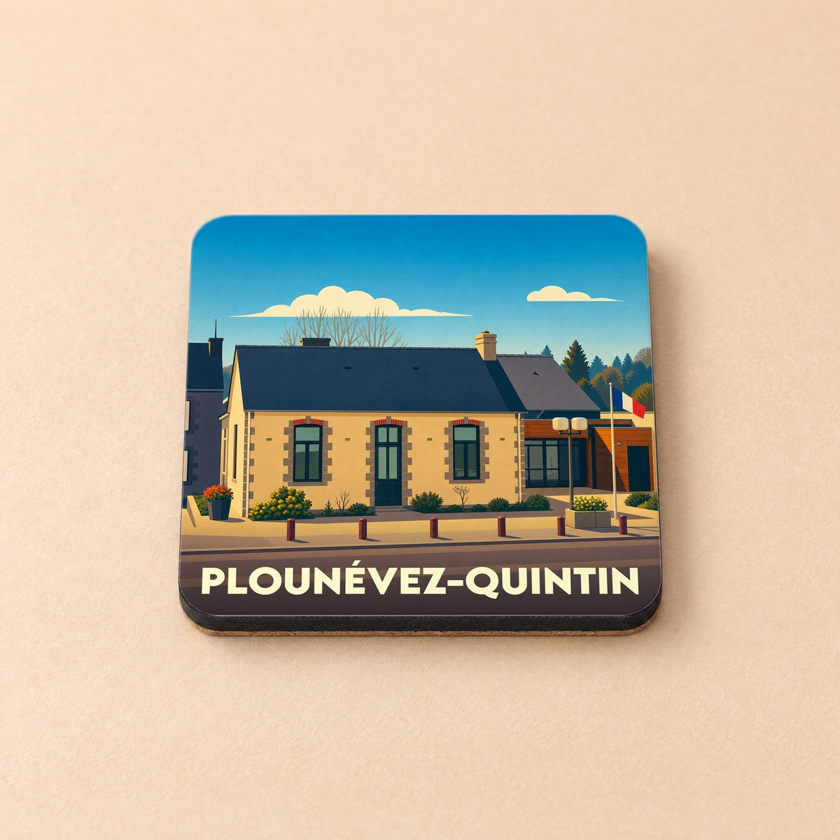 Dessous de verre souvenir de la ville de Plounévez-Quintin avec une illustration stylisée de sa mairie.