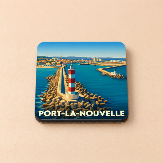 Dessous de verre souvenir de la ville de Port-la-Nouvelle avec une illustration stylisée de son phare et de son port.