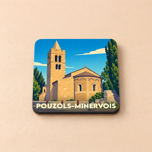 Dessous de verre souvenir de la ville de Pouzols-Minervois illustrant son église dans un style graphique épuré.